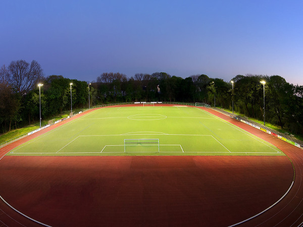 Sportplatz am Abend in Flutlicht