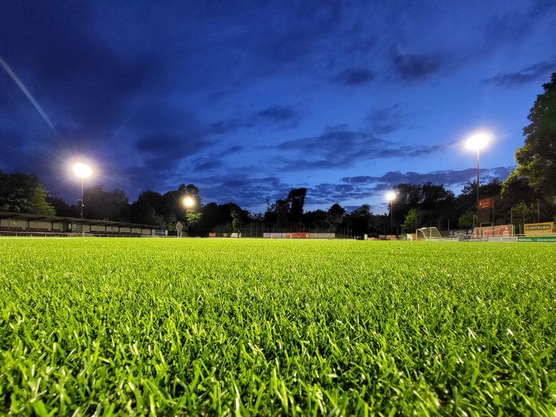 Spielfeld des VfL Bochum Talentwerk abends mit Flutlicht