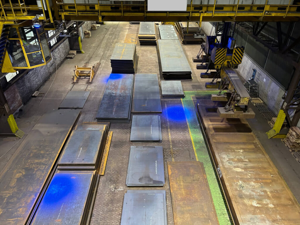 Stahlverarbeitung Halle der Dillinger Hütte mit blauen Sicherheitsleuchten PSH-611 im Einsatz