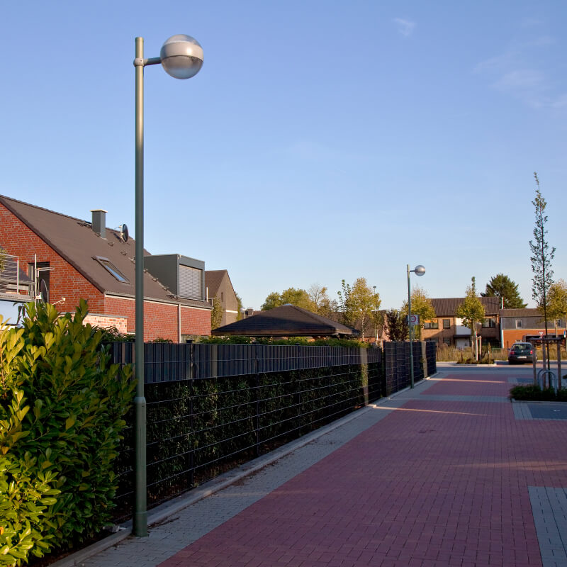 Referenzbild der Straßenleuchte Kugelring in Meerbusch (Straßenansicht einer Wohngegend)