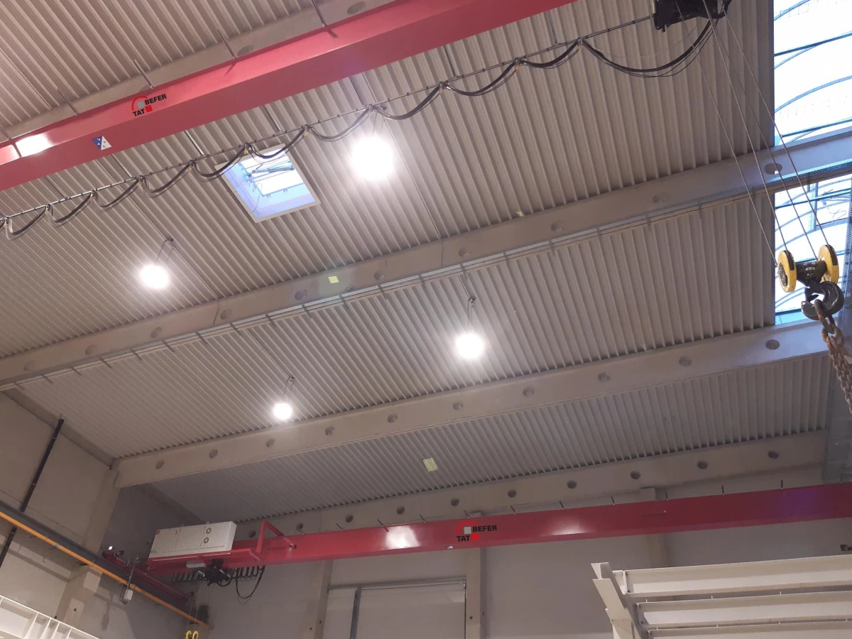 Deckenaufnahme mit Beleuchtung in der Produktionshalle der BEFER Betonfertigteilbau- und Betonwaren GmbH