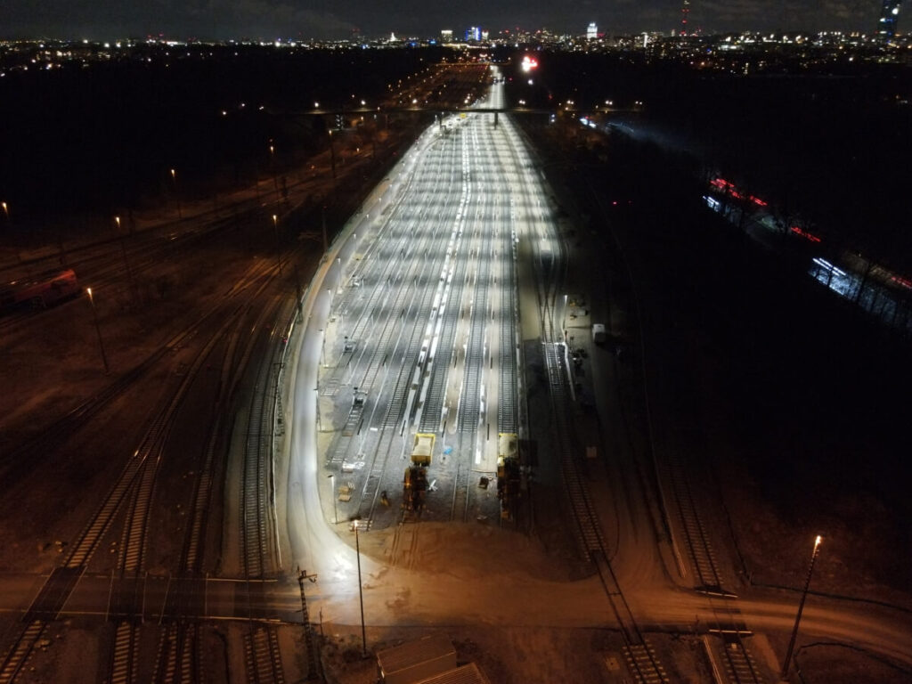 die umfangreichen Gleisanlagen desRangierbahnhof München Nord, mit neuer Beleuchtung von Schmidt-Strahl
