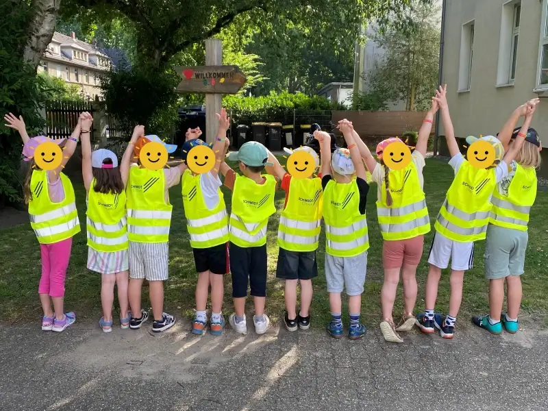 eine Gruppe von Kindergartenkindern in gelben Warnwesten