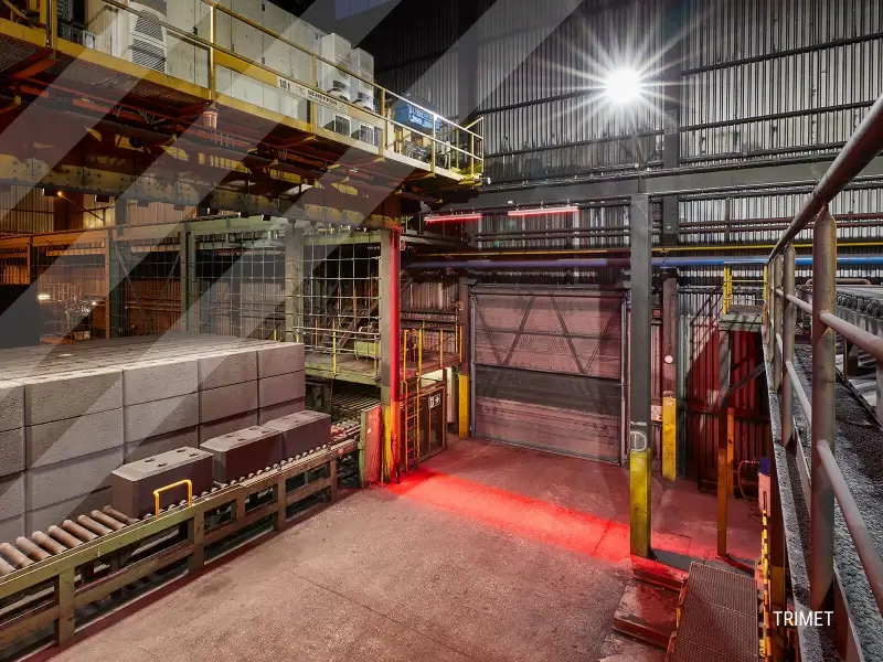 Industriehalle mit Sicherheitsbeleuchtung