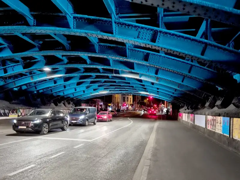 Einblick in einen beleuchteten Tunnel in der Stadt Köln
