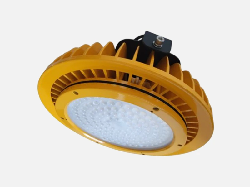 Runde industrielle LED-Hallenleuchte in gelbem Gehäuse mit Kühlrippen und milchiger Abdeckung.