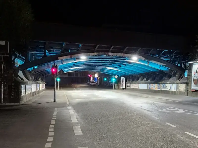 Einblick in einen beleuchteten Tunnel in der Stadt Köln