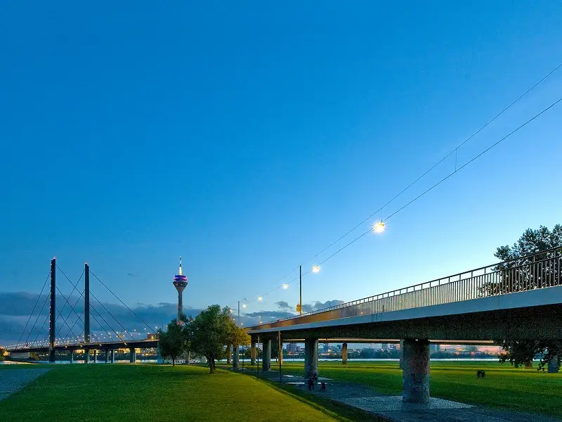 Abendliche Ansicht der beleuchteten Rheinkniebrücke in Düsseldorf
